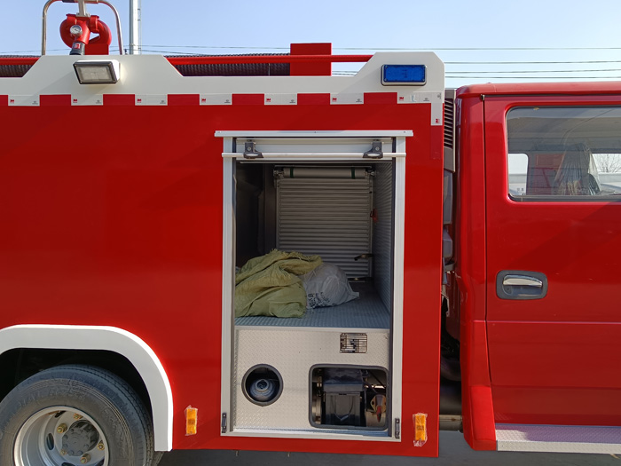 5噸消防灑水車多少錢_油庫貨場港口碼頭消防車_2.5-5噸泡沫消防車現(xiàn)車報(bào)價(jià)