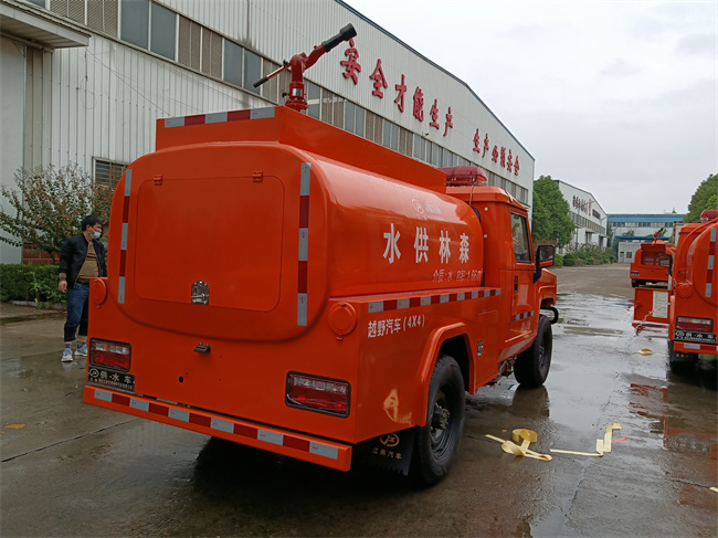 森林巡邏消防車_越野消防灑水車_內蒙古遼寧_山區(qū)林場草原消防救火車_北汽勇士四驅森林防火指揮車