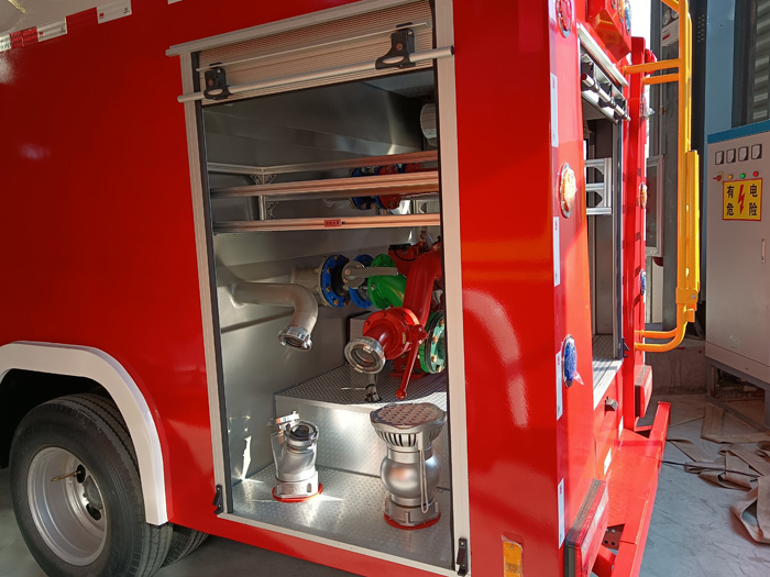 5噸消防灑水車多少錢_油庫貨場港口碼頭消防車_2.5-5噸泡沫消防車現(xiàn)車報(bào)價(jià)