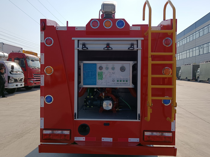 5噸消防灑水車(chē)價(jià)格_石油化工冶煉廠(chǎng)消防車(chē)_1.5-3.5噸水罐消防車(chē)現(xiàn)車(chē)價(jià)格