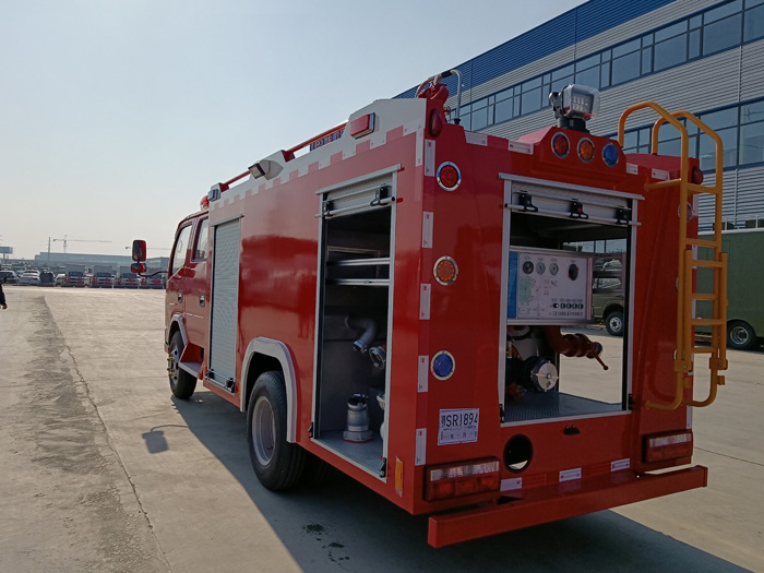 5噸消防灑水車價格_石油化工冶煉廠消防車_2.5-5噸泡沫消防車現(xiàn)車報價
