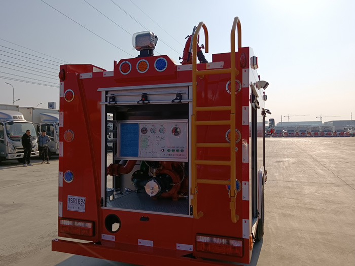 5噸消防灑水車(chē)廠家_石油化工冶煉廠消防車(chē)_2.5-5噸泡沫消防車(chē)現(xiàn)車(chē)報(bào)價(jià)